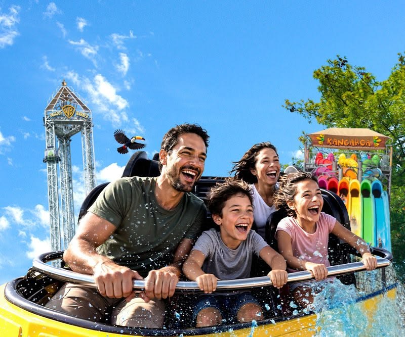 Famille profitant d'une attraction de parc de loisirs grâce à la billetterie CSE Uni-CE