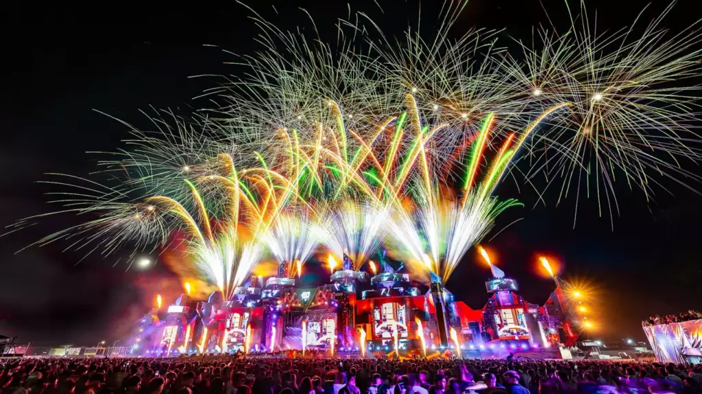 Feu d'artifice au-dessus d'une scène de concert en plein air
