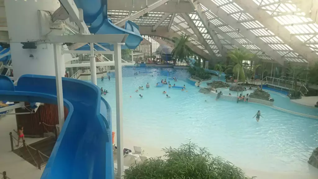 Piscine intérieure et toboggans de l'Aquaboulevard