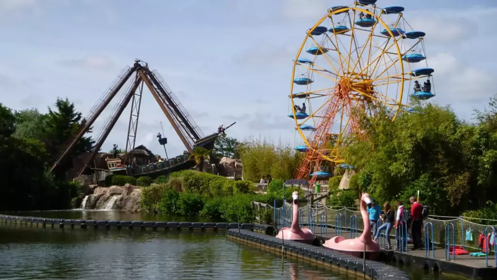 Le bateau pirate et la grande roue du parc Bagatelle