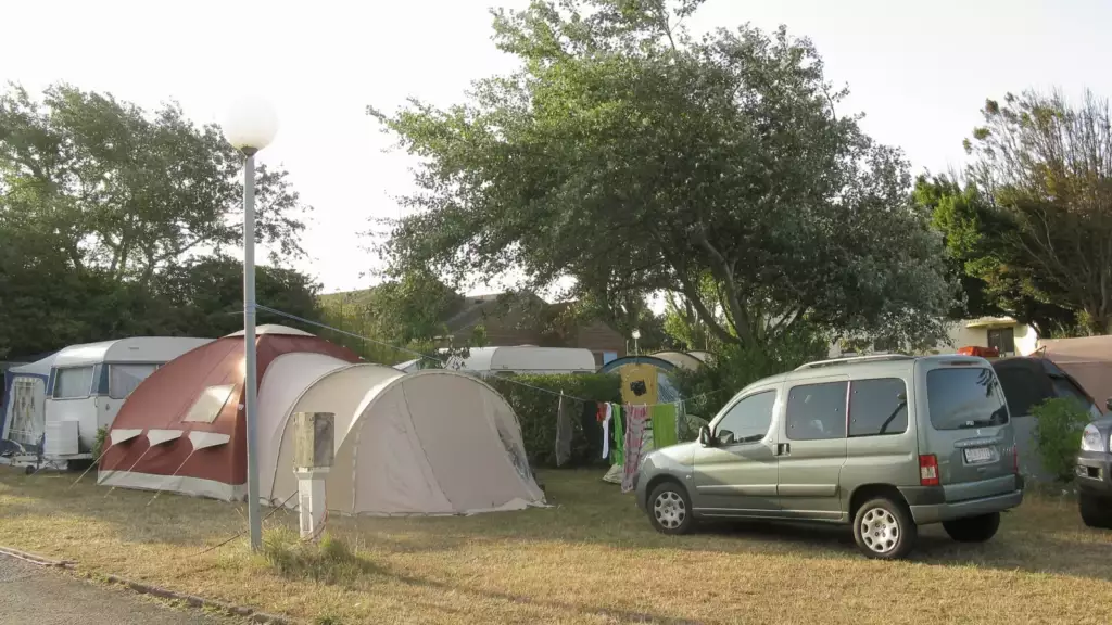 Tentes et voitures dans un camping