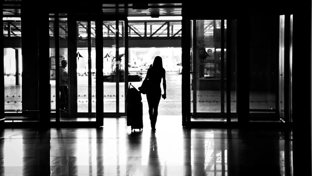 Voyageur avec sa valise dans un aéroport