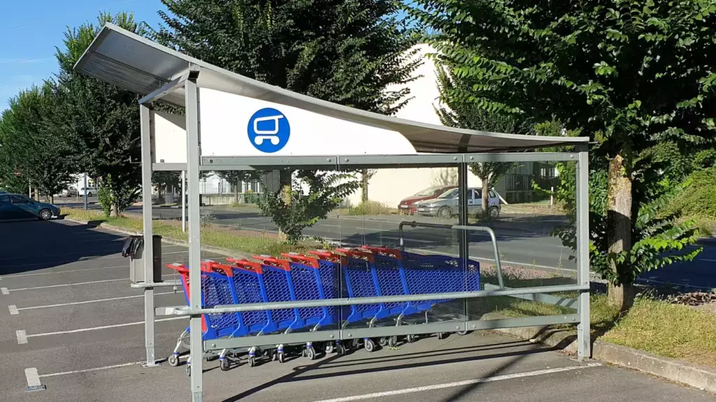 Enseigne Carrefour et chariots