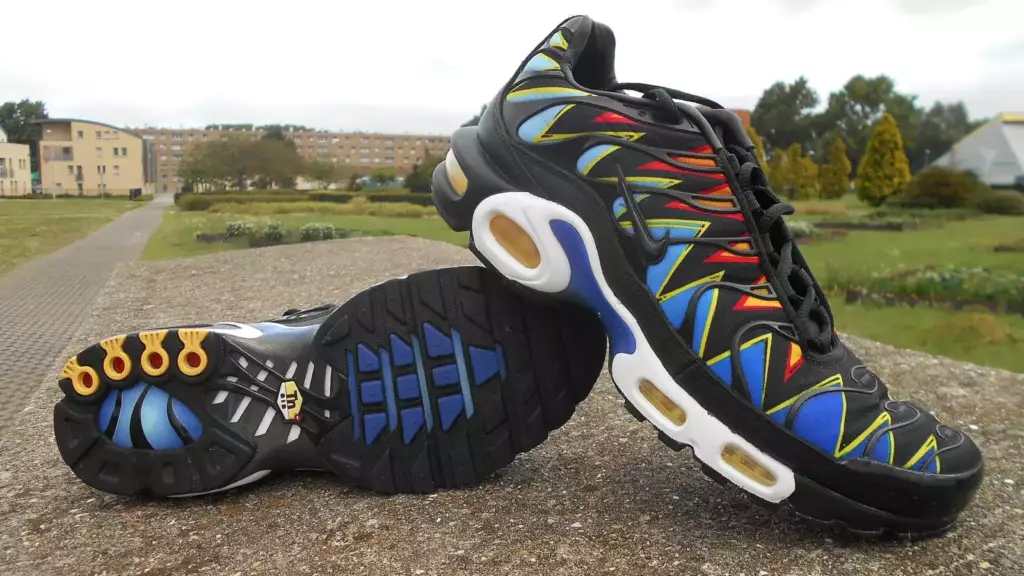 Paire de baskets colorées