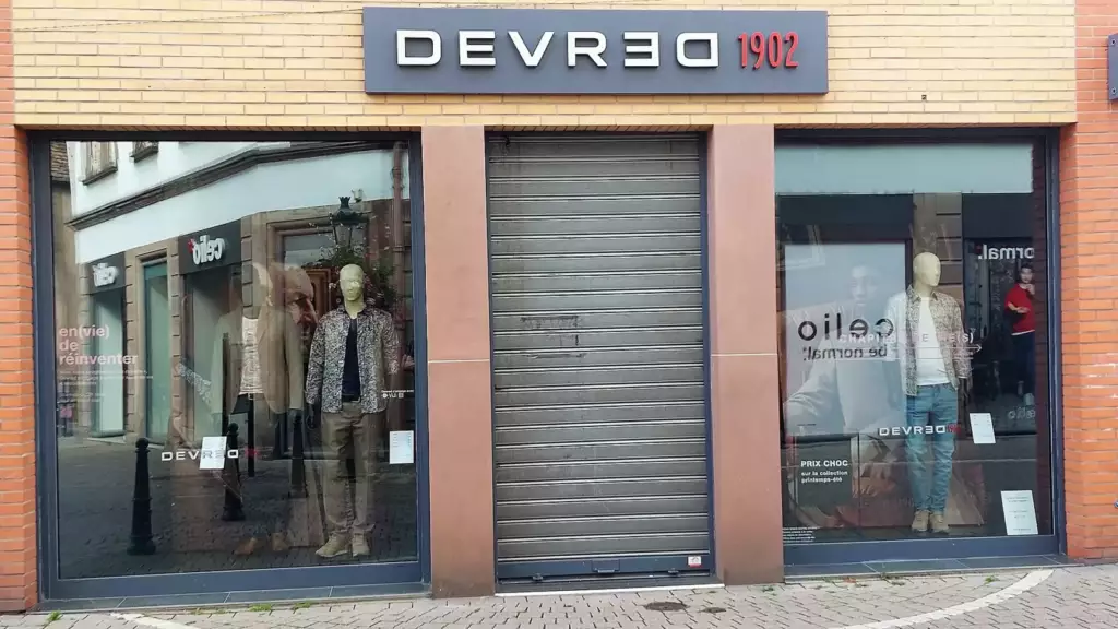 Façade d'une boutique Devred