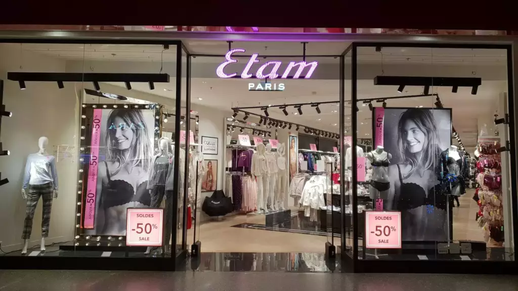 Façade d'un magasin Etam
