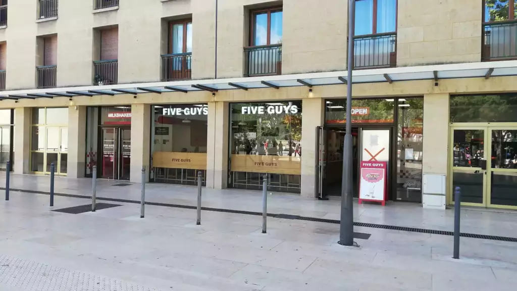 Façade d'un restaurant Five Guys