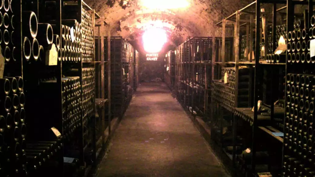 Bouteilles de vin dans une cave