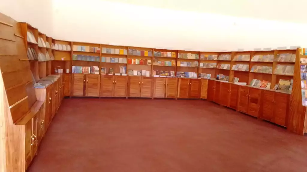 Rayonnages d'une librairie