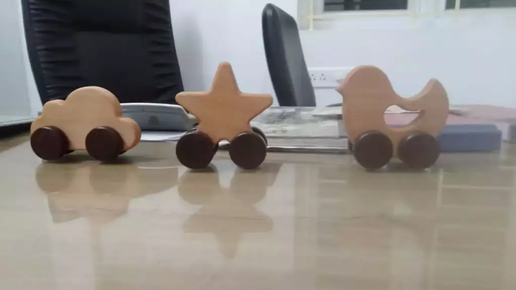 Petites voitures en bois
