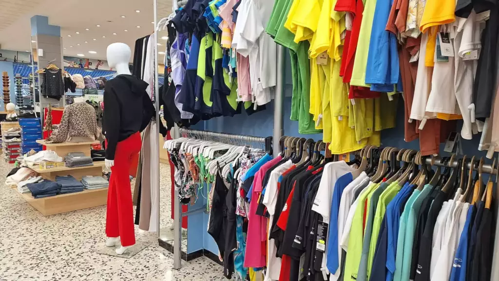 Portant de vêtements colorés