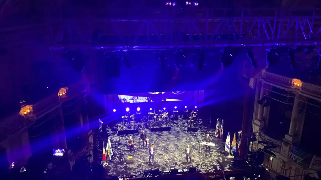 Salle de concert plongée dans des lumières bleues