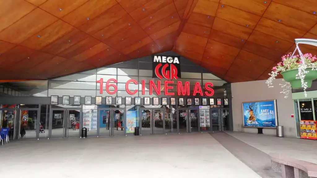 Façade d'un cinéma Méga CGR