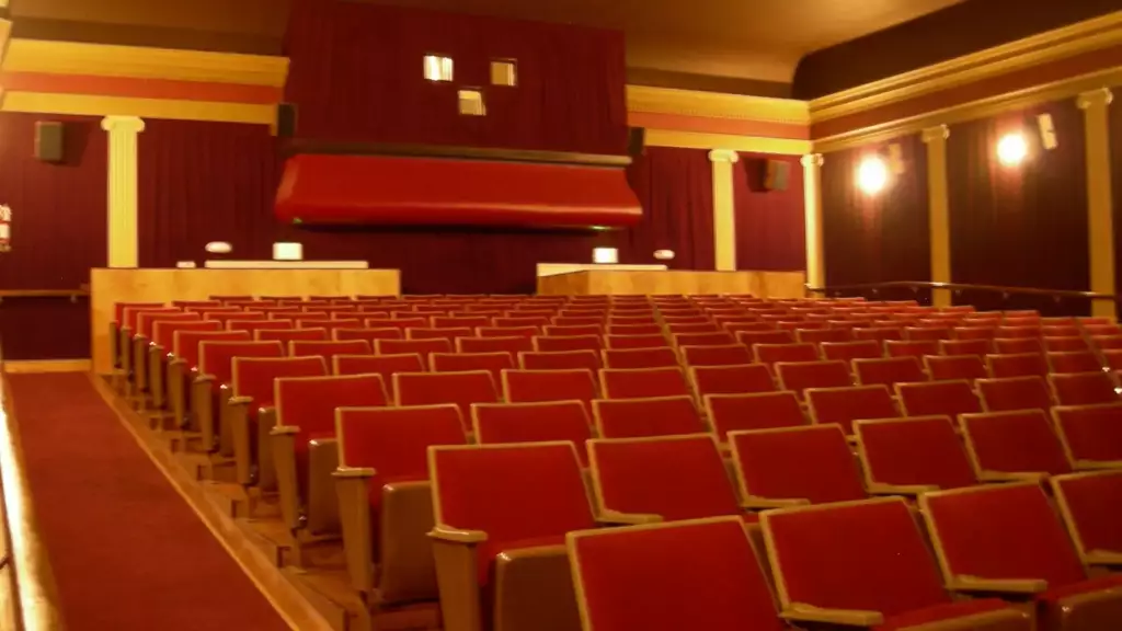 Salle de cinéma aux fauteuils rouges