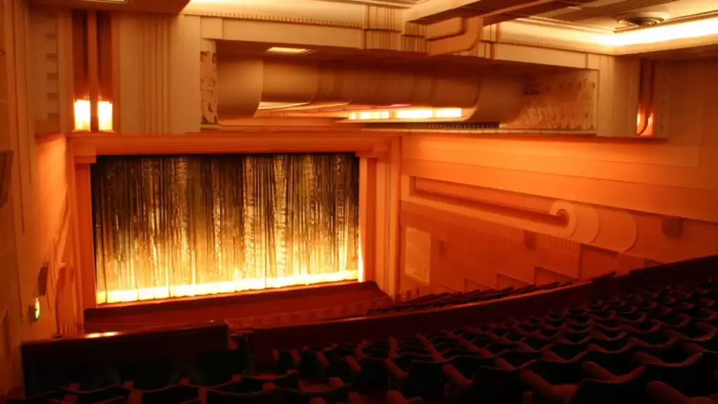 Salle de cinéma et son écran
