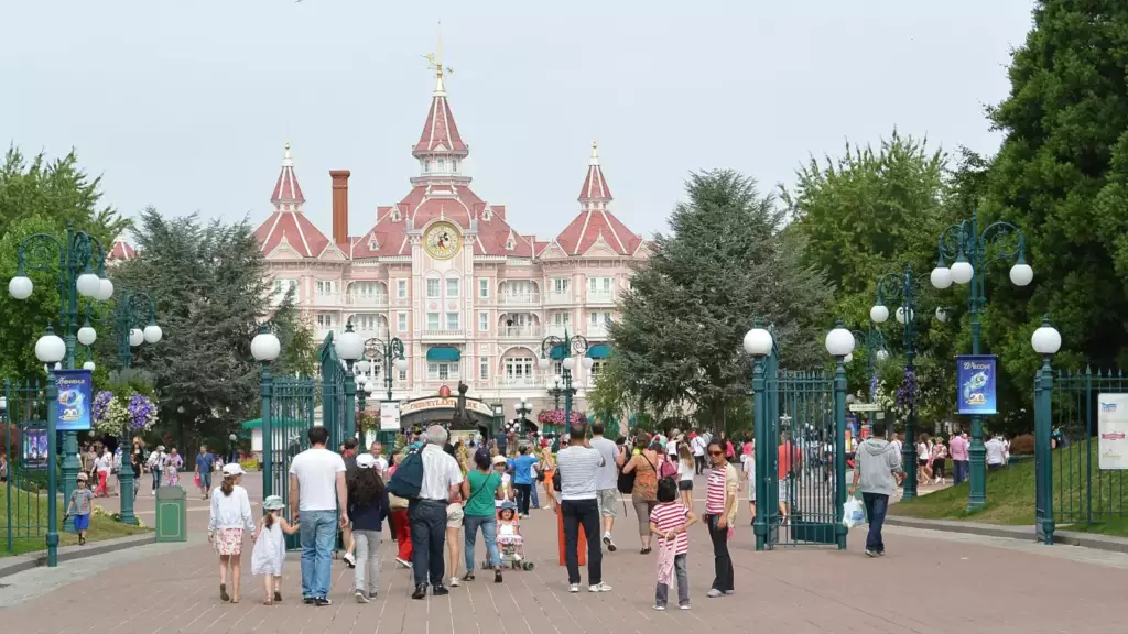 Entrée du parc Disneyland Paris et le Disneyland Hotel