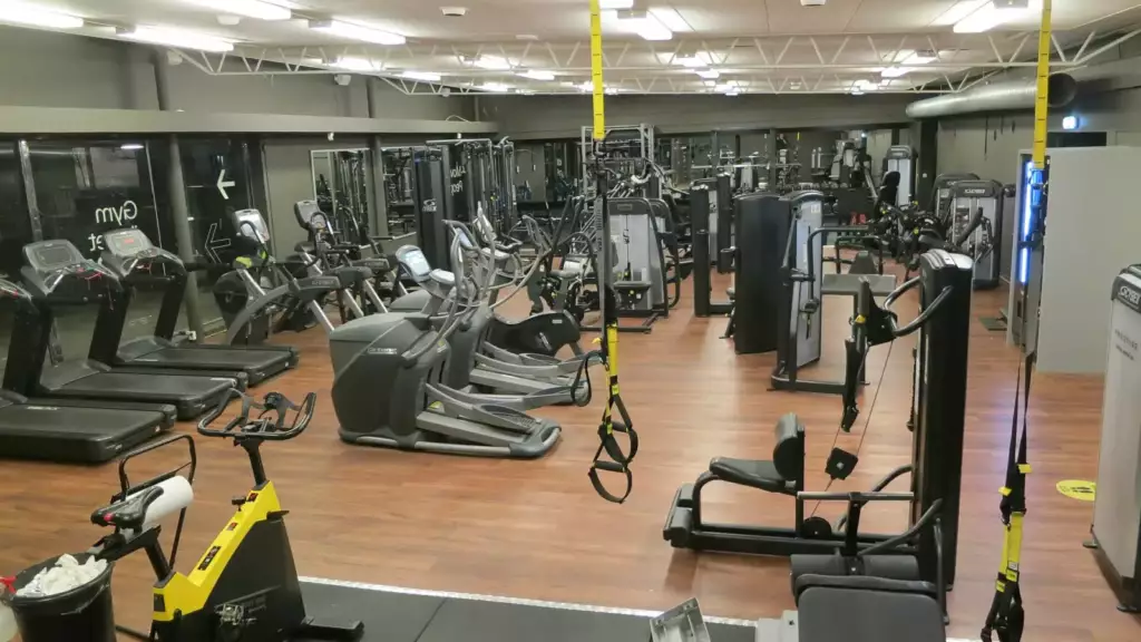 Salle de sport équipée de machines de cardio