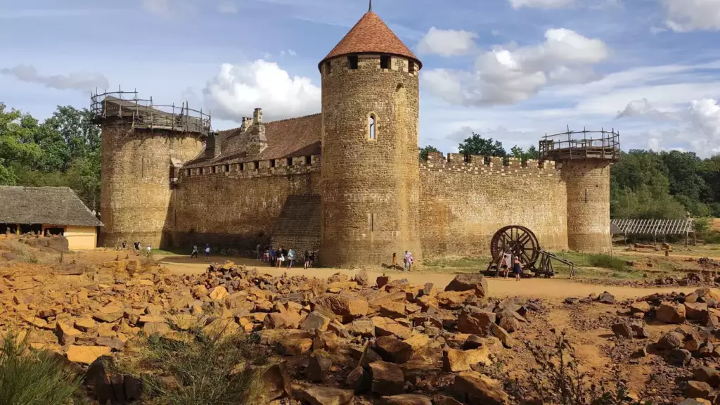 Tour du château en construction de Guédelon