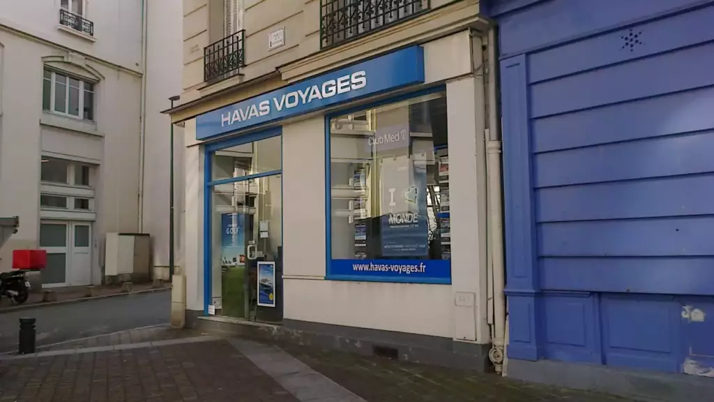 Façade d'une agence Havas Voyages