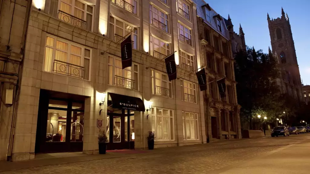 Façade d'un hôtel illuminée