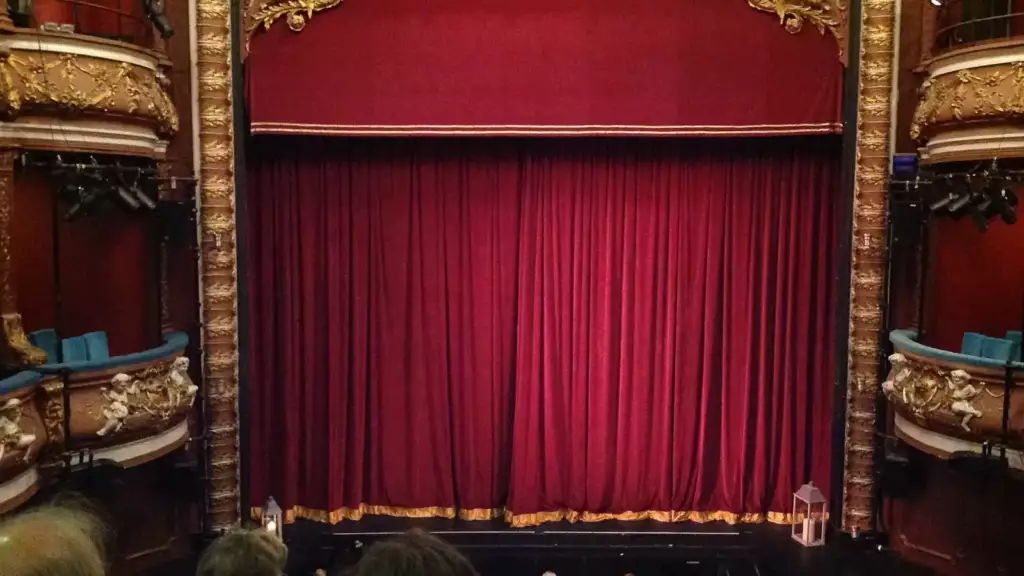 Rideau rouge d'une salle de théâtre à l'italienne