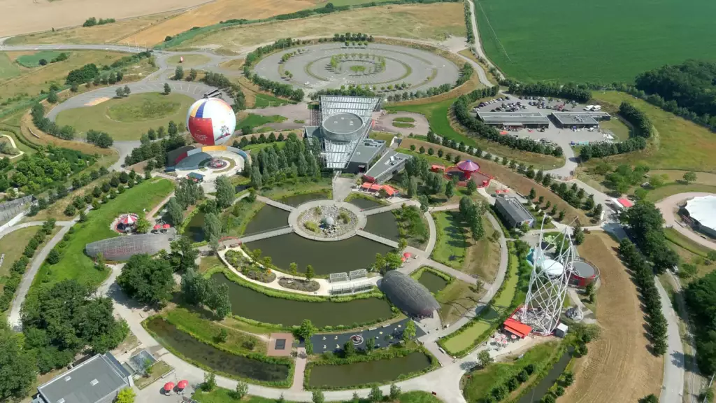 Vue aérienne du Parc du Petit Prince et de sa montgolfière