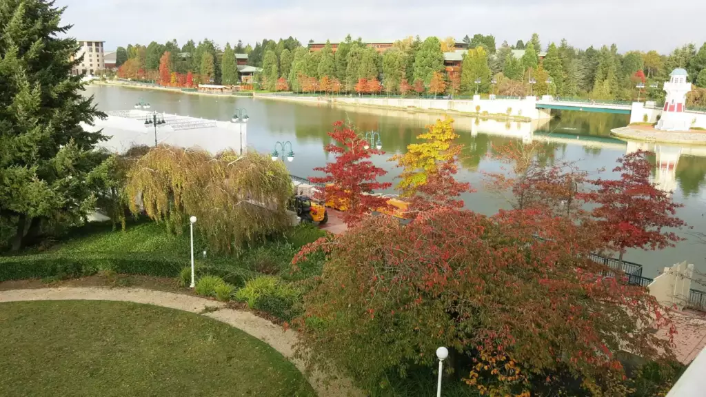 Vue sur le lac de Disney Village en automne