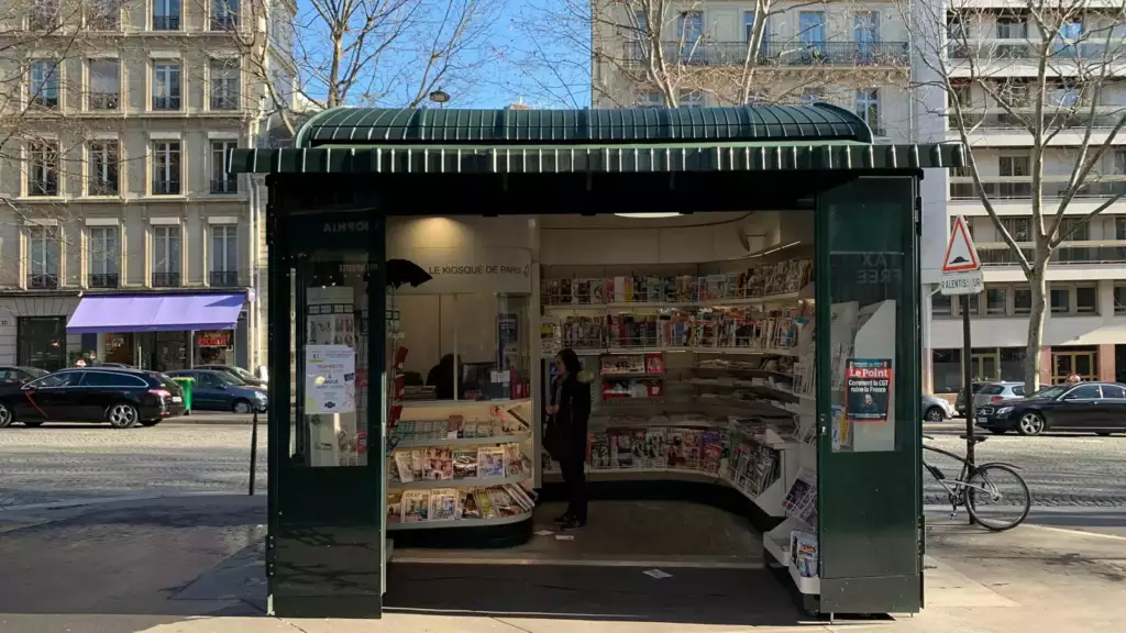 Un kiosque à journaux parisien