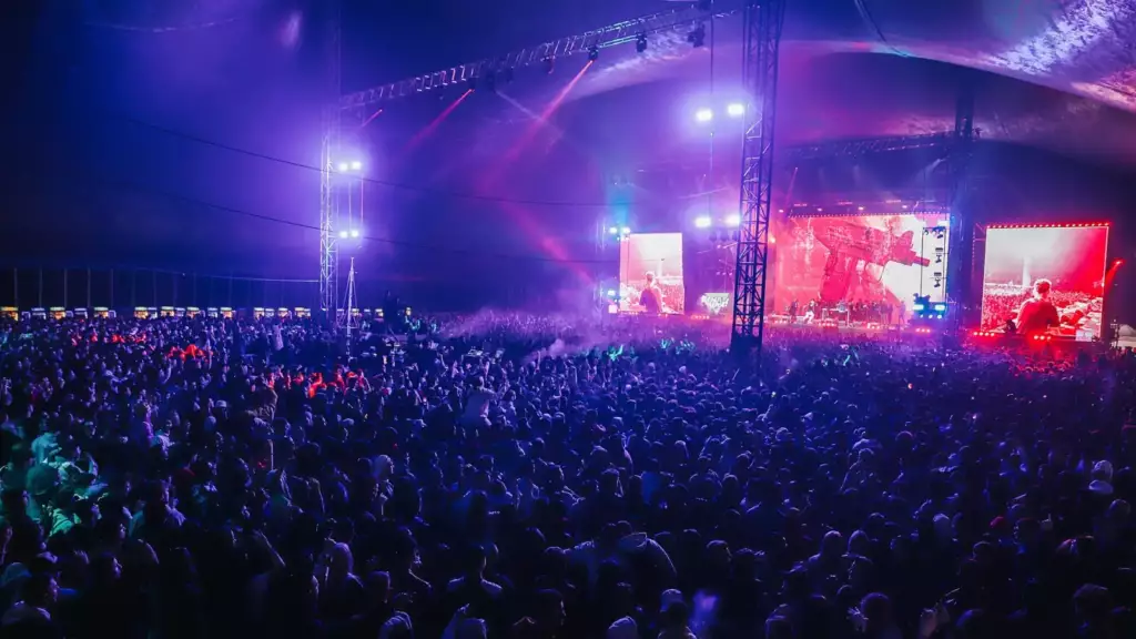 Grande scène de concert illuminée devant la foule