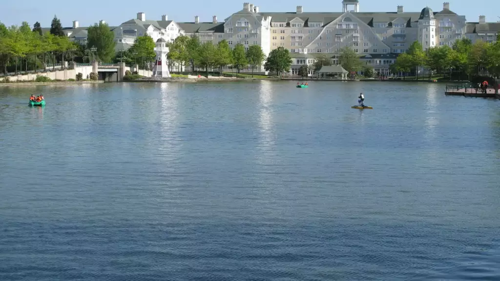 Le lac de Disney Village et l'hôtel Newport Bay Club