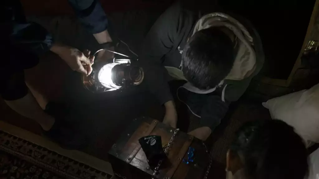 Salle de jeu plongée dans la pénombre