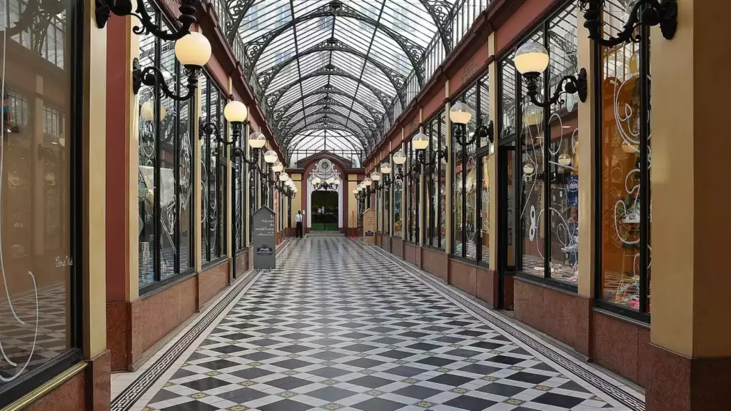 Un passage couvert parisien et ses boutiques