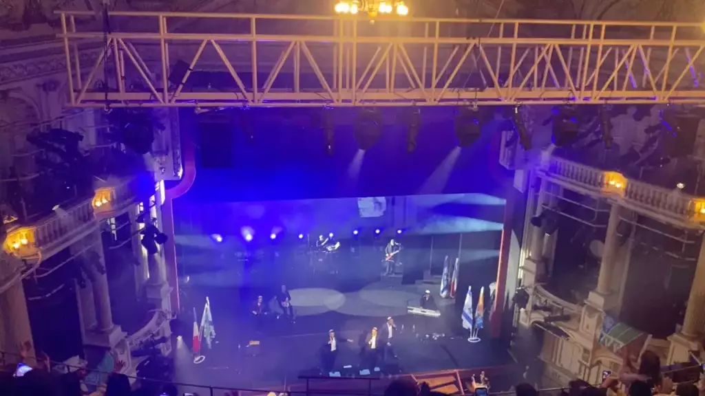 Scène de spectacle éclairée de lumières colorées