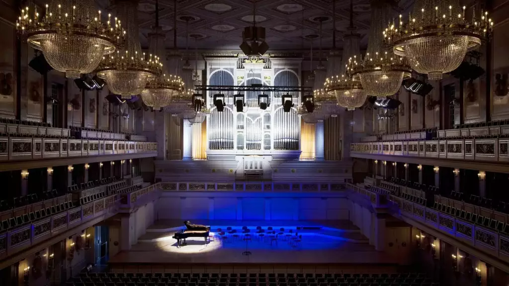 Piano à queue sur la scène d'une grande salle de concert