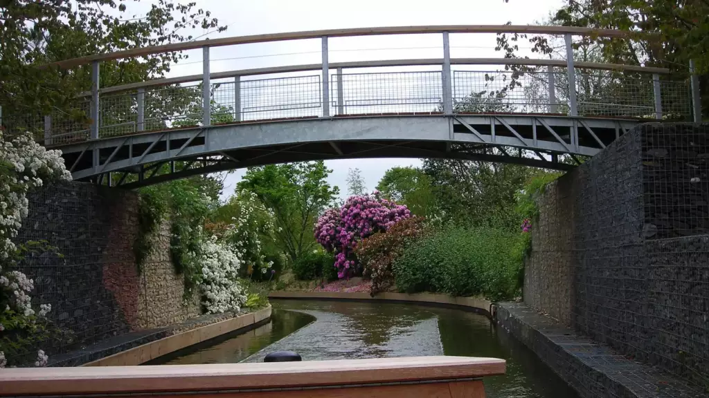 Jardins et passerelle à Terra Botanica