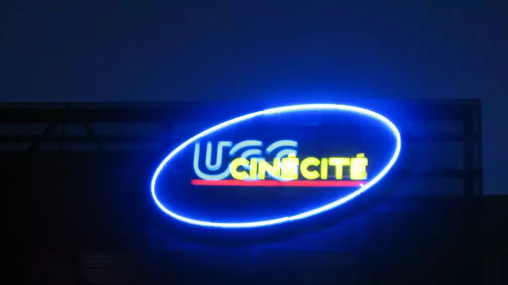 Enseigne lumineuse d'un cinéma UGC Ciné Cité