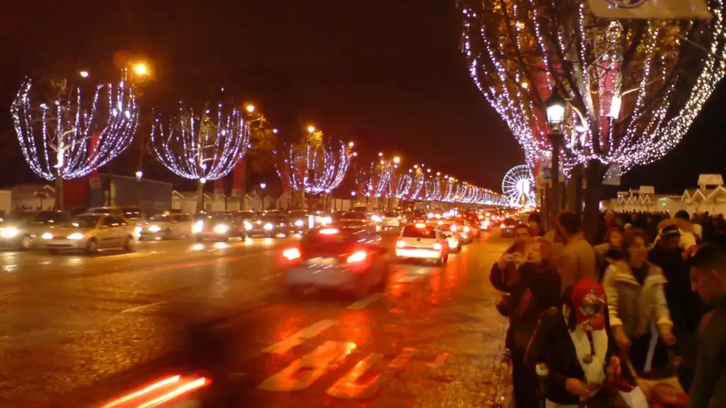Illuminations de Noël sur une avenue de Paris la nuit