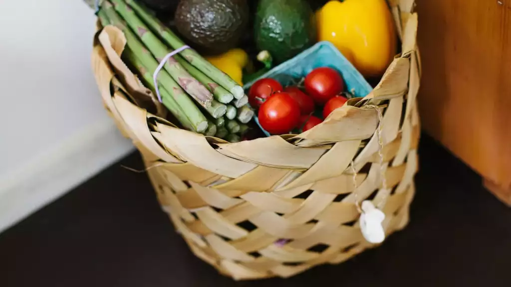 Panier en osier rempli de légumes frais