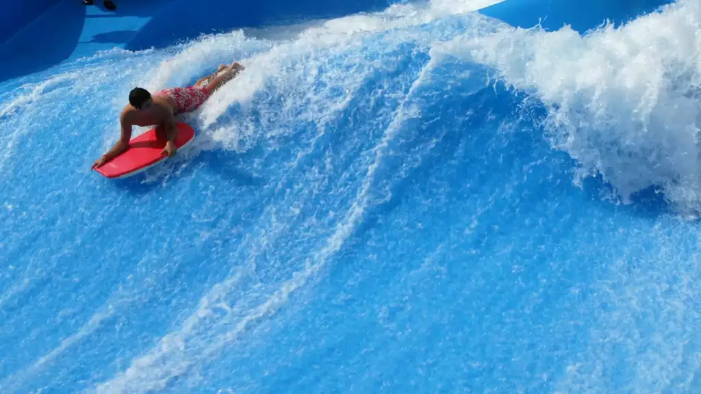 Vague de surf artificielle dans un parc aquatique
