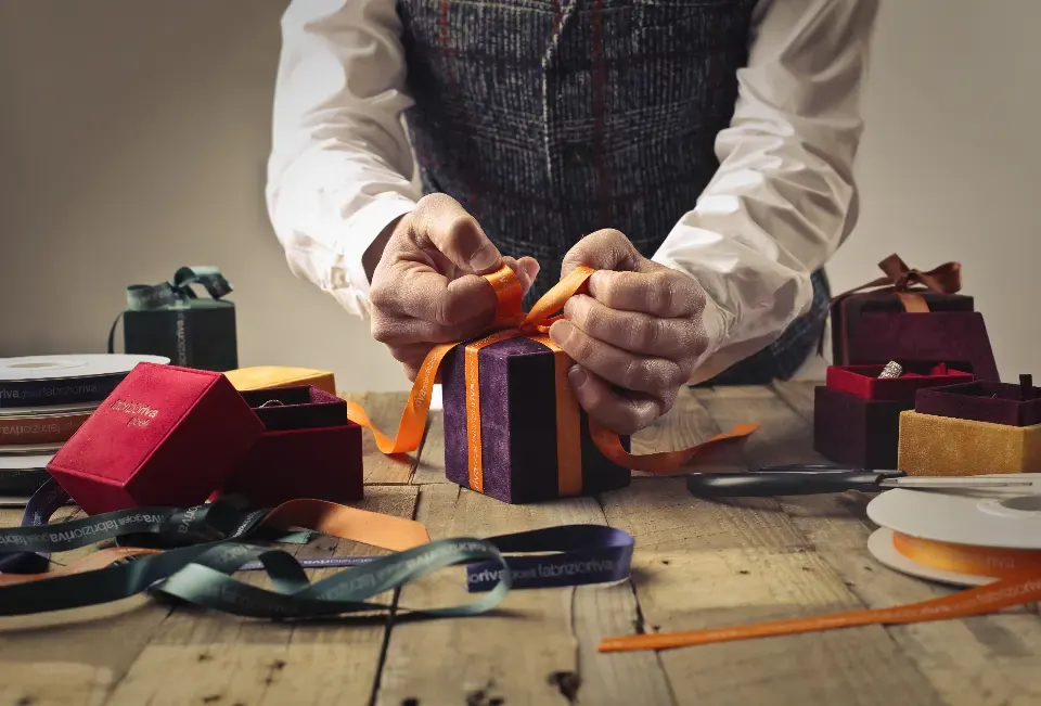 Des cadeaux en train d'être emballés