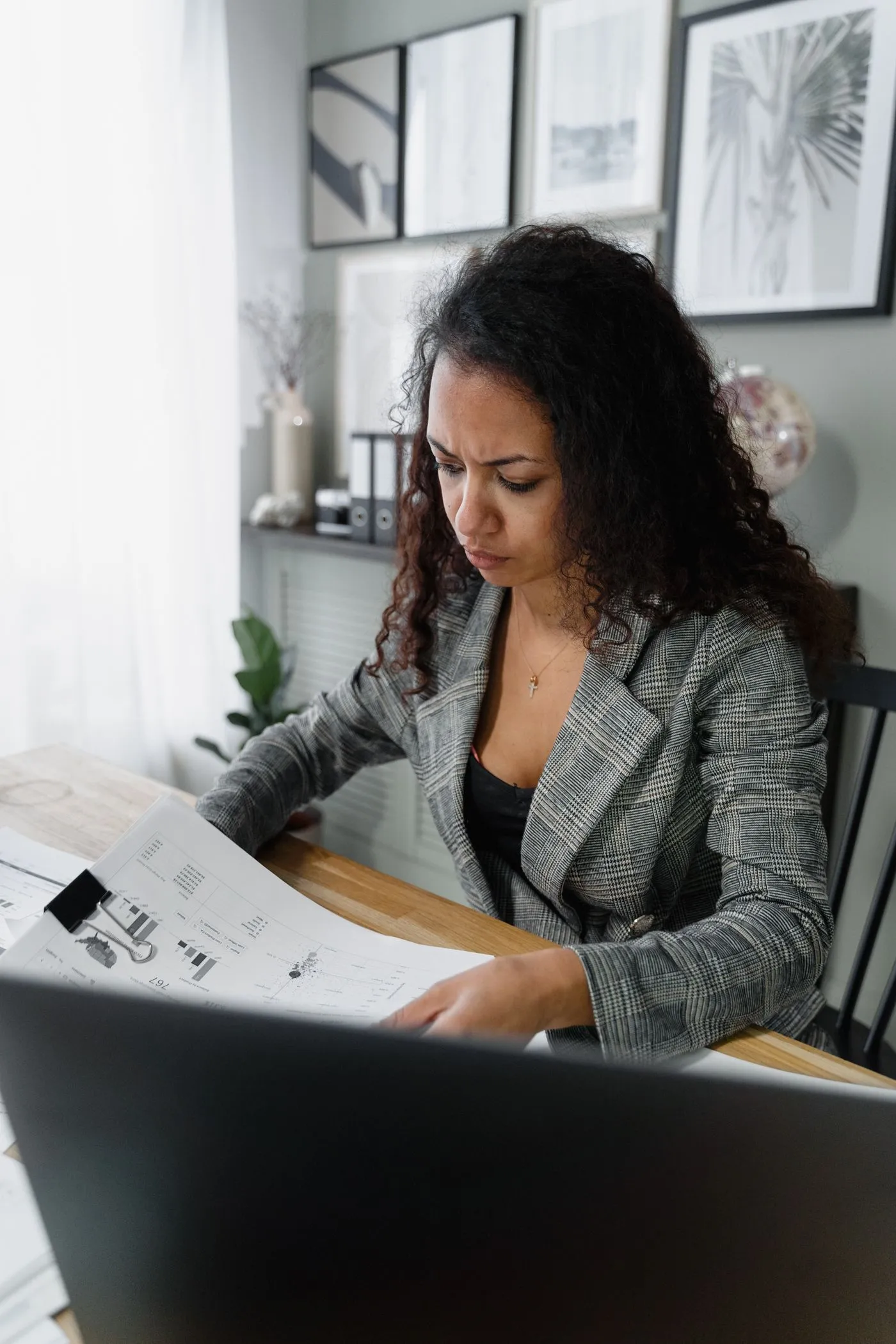 Une personne qui vérifie un justificatif à son bureau