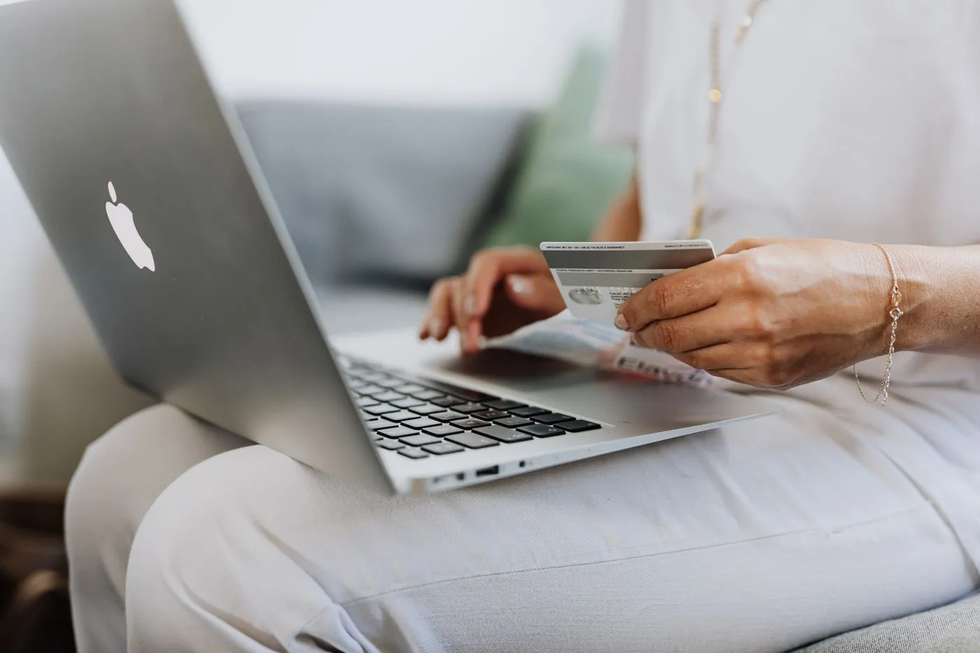 Une personne qui paie en ligne avec sa carte bancaire